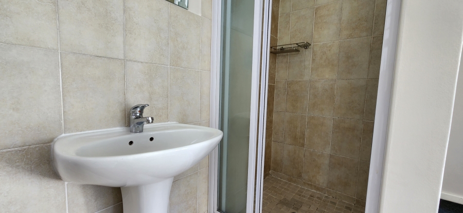 To Let 2 Bedroom Property for Rent in Vredekloof East Western Cape